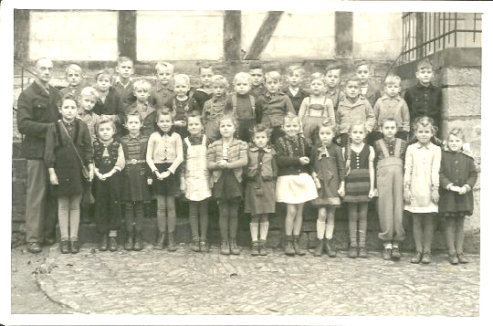 Alte Volksschule Eitzum - Lehrer Heinrich Frster mit Schulklasse u. a. mit Paul Efler - Jahrgang 1940
