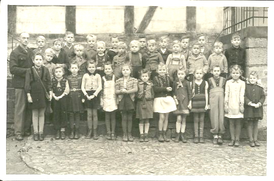 Alte Volksschule Eitzum - Lehrer Heinrich F�rster mit Schulklasse u. a. mit Paul Efler - Jahrgang 1940